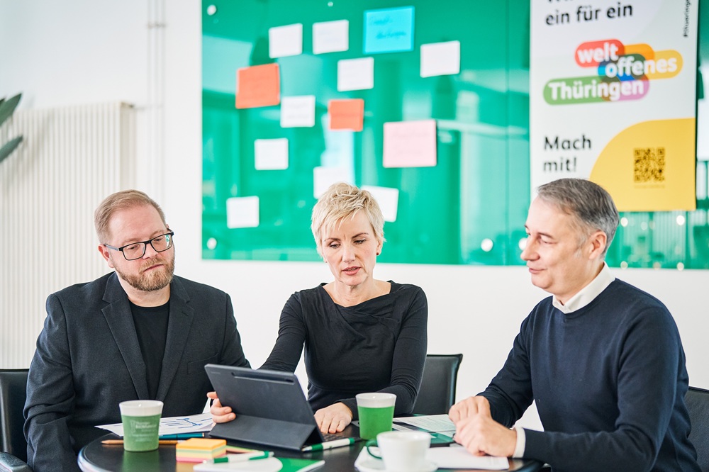 drei Personen im Beratungsgespräch