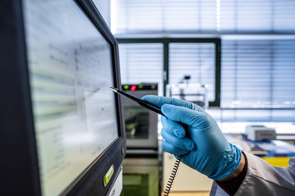 ein Wissenschaftler bedient einen Touchscreen