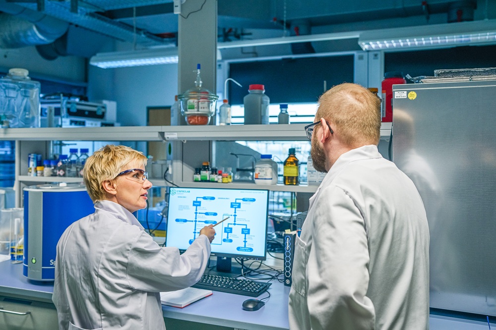 zwei Wissenschaftler planen eine Synthese an einem PC im Labor